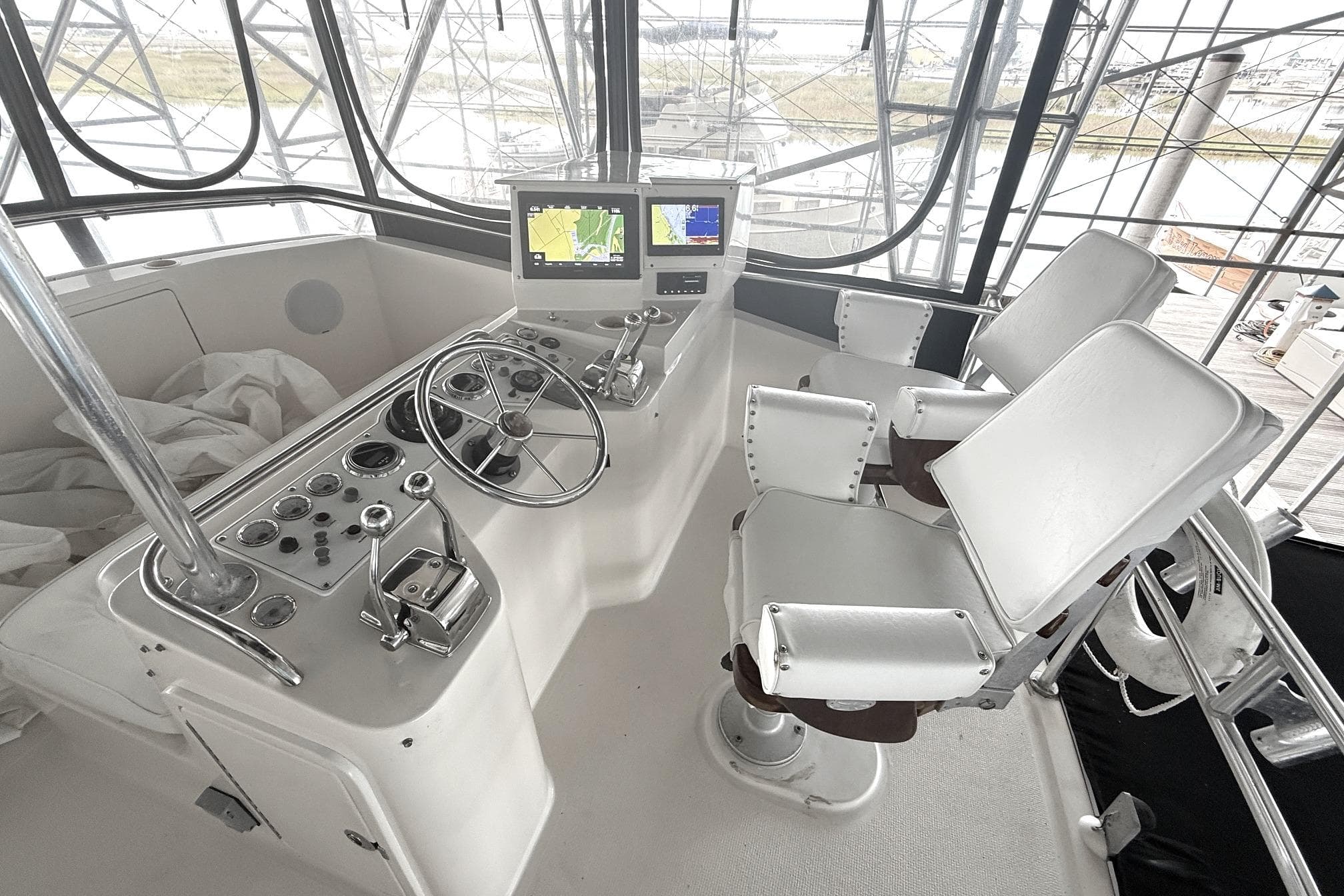 Thumbnail 5 - flybridge